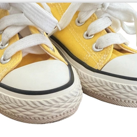 ❌FINAL SALE ❌ Kids size 25 yellow tennis shoes - Picture 3 of 6